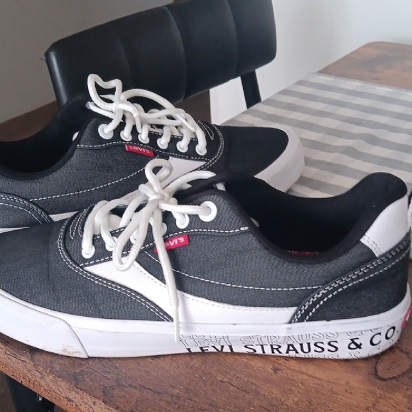 Levi's GRAY and White Men's Sneakers - Picture 1 of 3